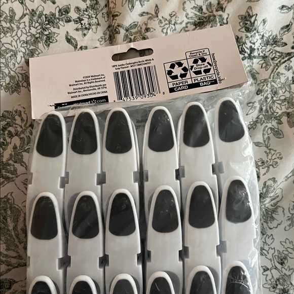 Mainstays Jumbo Clothespins - Black and White - Picture 4 of 4